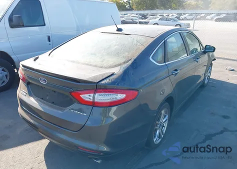 2015 Ford Fusion Energi Titanium z USA, uszkodzony, nr VIN 3FA6P0SU8FR243611